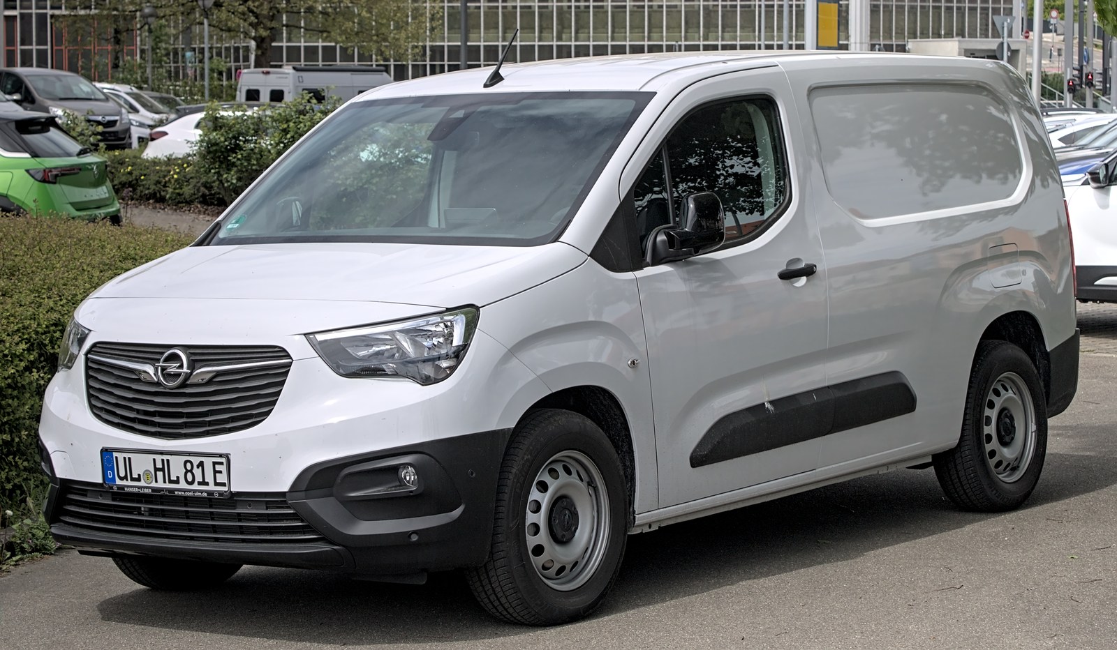 Opel Combo Start Electric – biały elektryczny van Opel Combo-e z niemiecką tablicą rejestracyjną