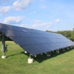 Recykling paneli fotowoltaicznych – naziemna farma PV z rzędami modułów