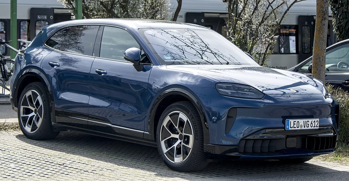 Porsche Cayenne Electric z boku na utwardzonym placu