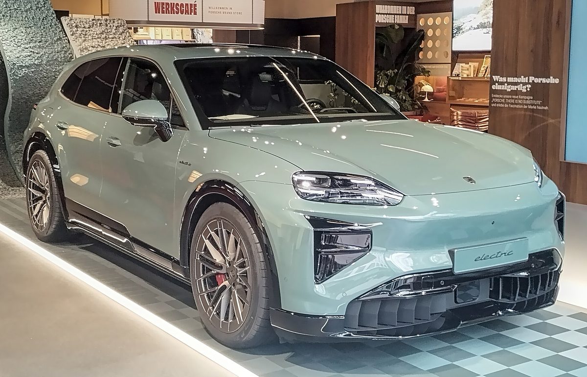 Tył Porsche Cayenne Electric Turbo z pasem świetlnym i napisem modelu
