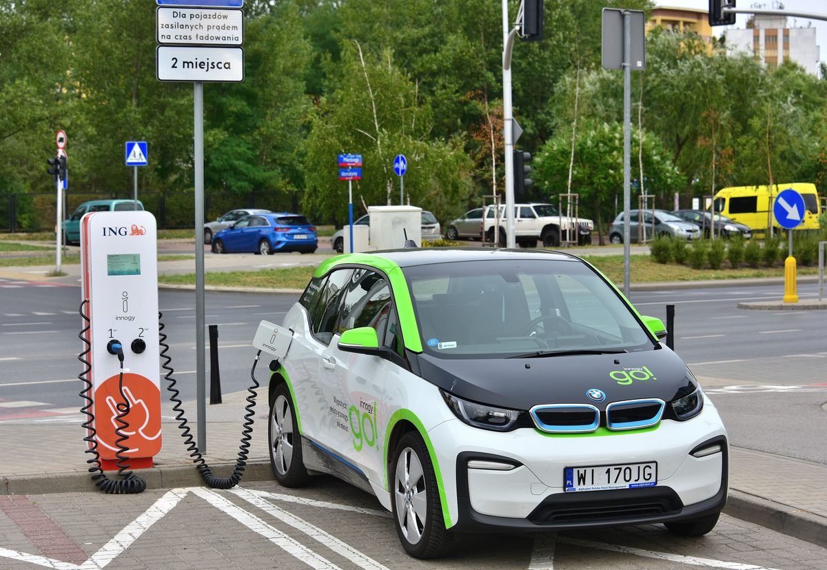 Punkt ładowania samochodów elektrycznych przy ulicy Pileckiego w Warszawie