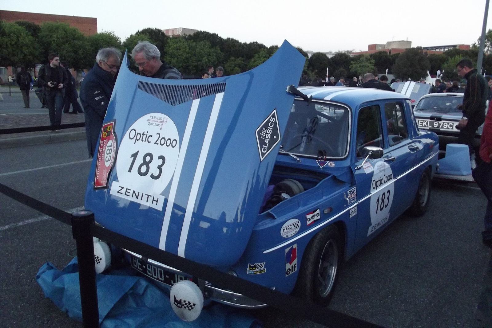 Zabytkowy Renault 8 Gordini z 1967 roku podczas Tour Auto w Tuluzie