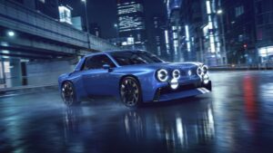 Renault 8 Gordini Concept w niebieskim lakierze z białymi pasami na mokrej jezdni w mieście