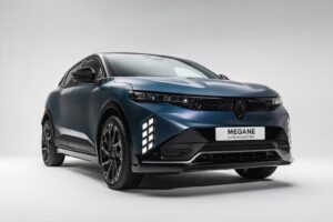 Renault Mégane E-Tech po liftingu w niebieskim lakierze, widok z przodu
