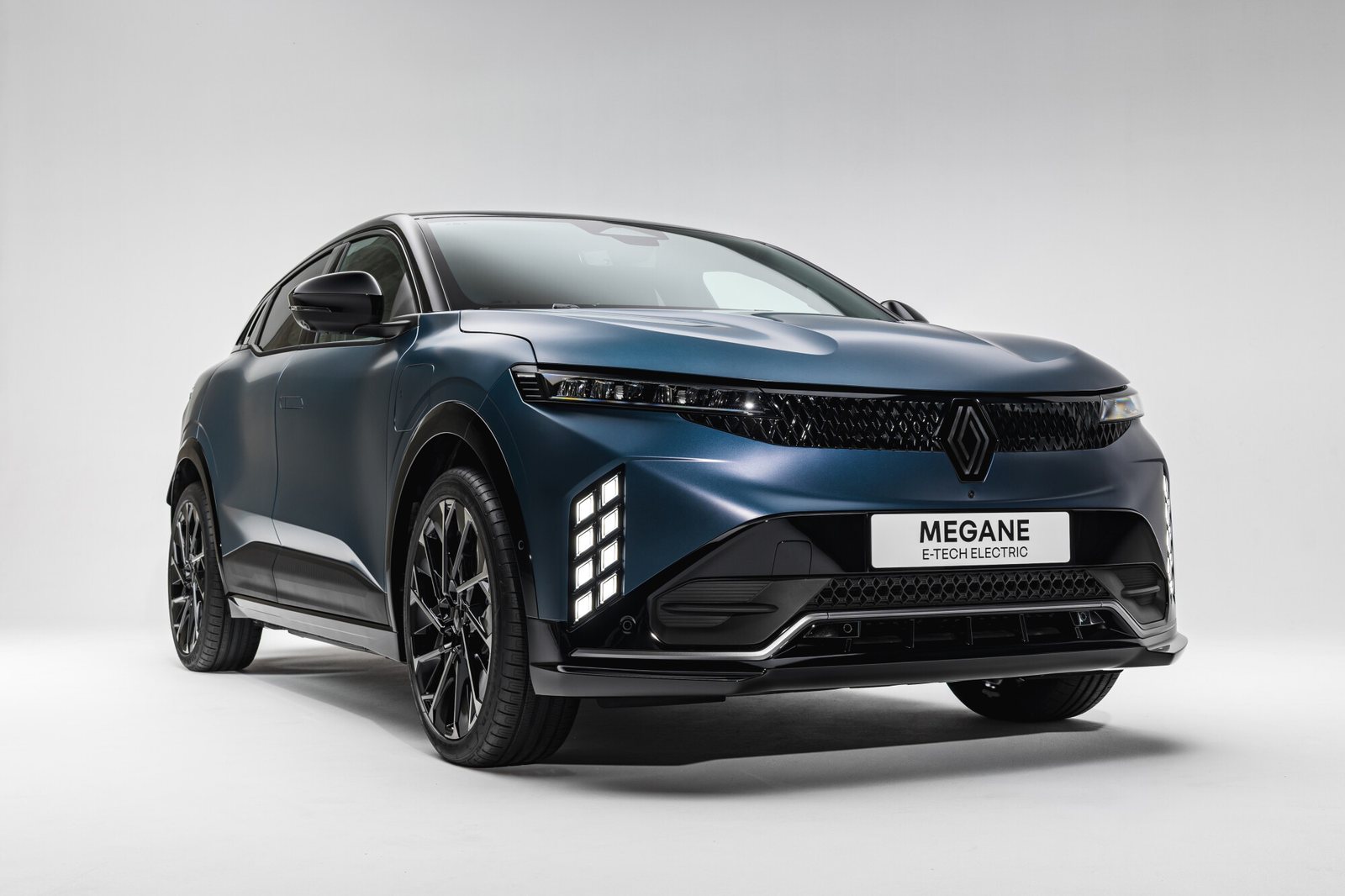 Renault Mégane E-Tech po liftingu w niebieskim lakierze, widok z przodu