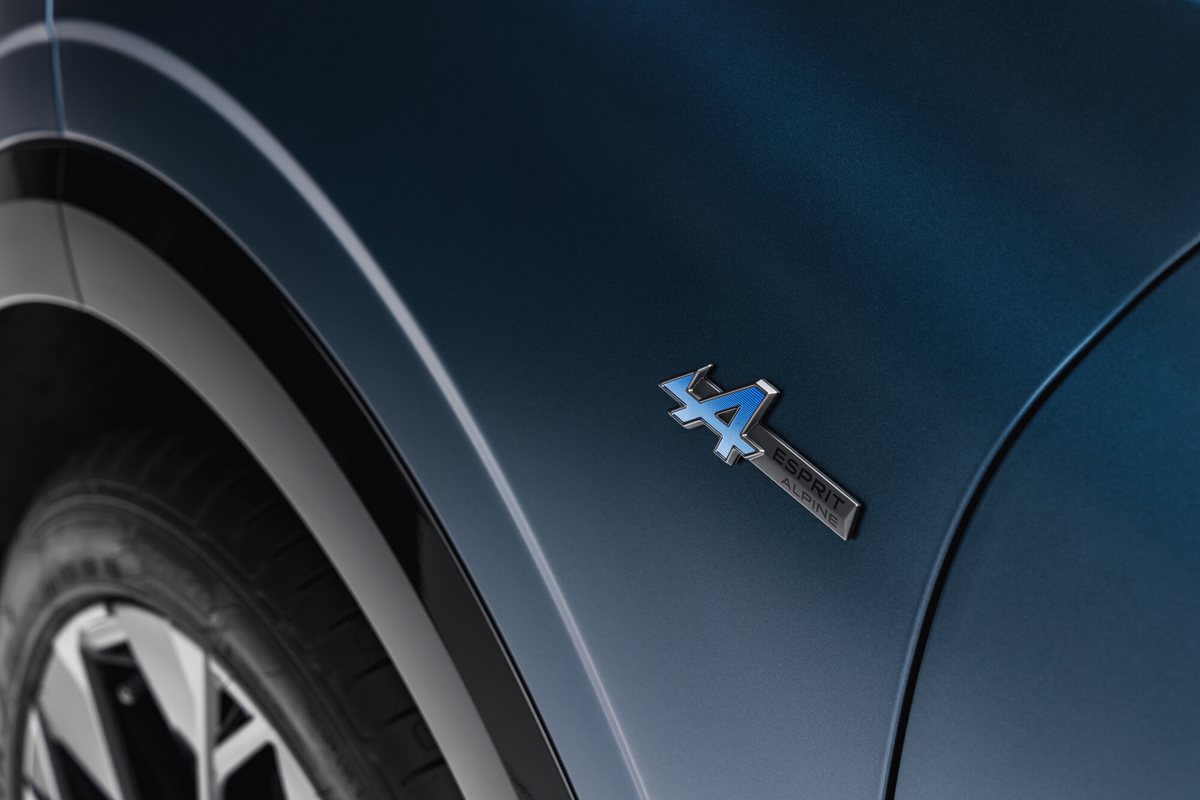 Renault Mégane E-Tech electric w ruchu, tył nadwozia z pasem świateł