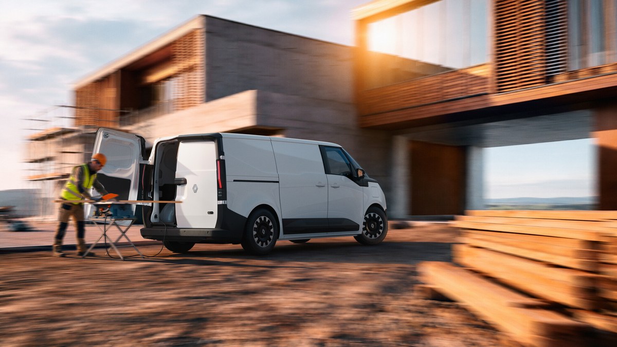 Renault Trafic Van E-Tech electric podczas załadunku przy budynku
