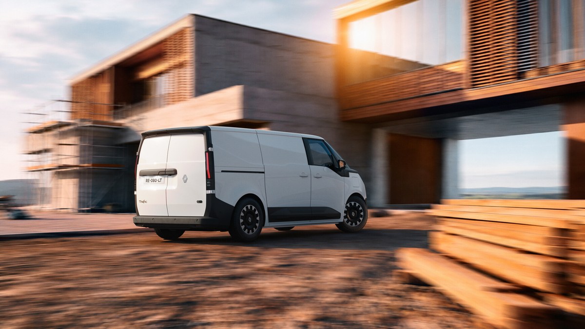 Renault Trafic Van E-Tech electric na terenie budowy, widok z tyłu