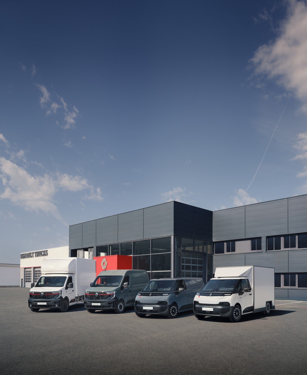 Cztery lekkie pojazdy Renault Trucks przed salonem, w tym nowy E-Tech Trafic