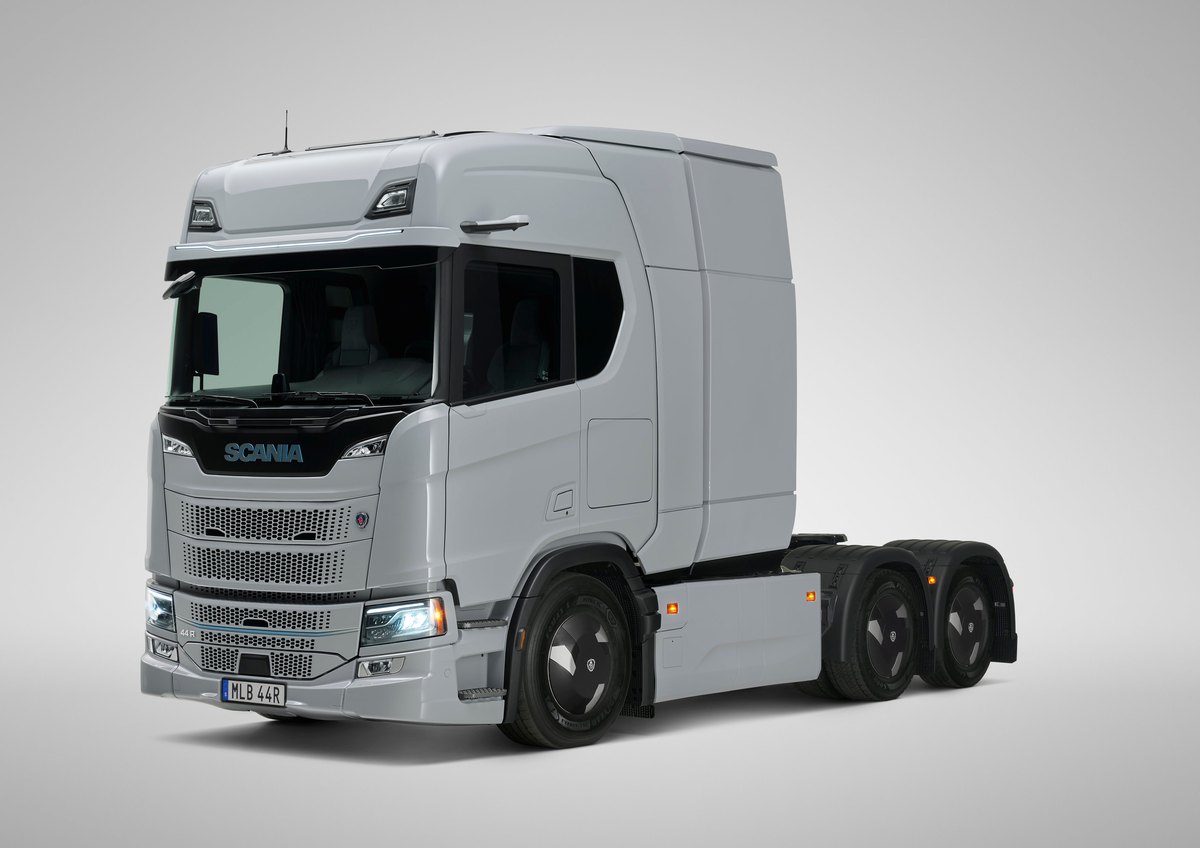 Elektryczny ciągnik siodłowy Scania z zasięgiem do 720 km, widok z przodu w studiu