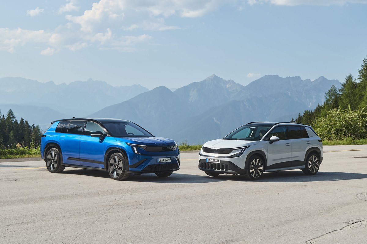 Škoda Peaq Sportline w niebieskim lakierze obok Škody Epiq