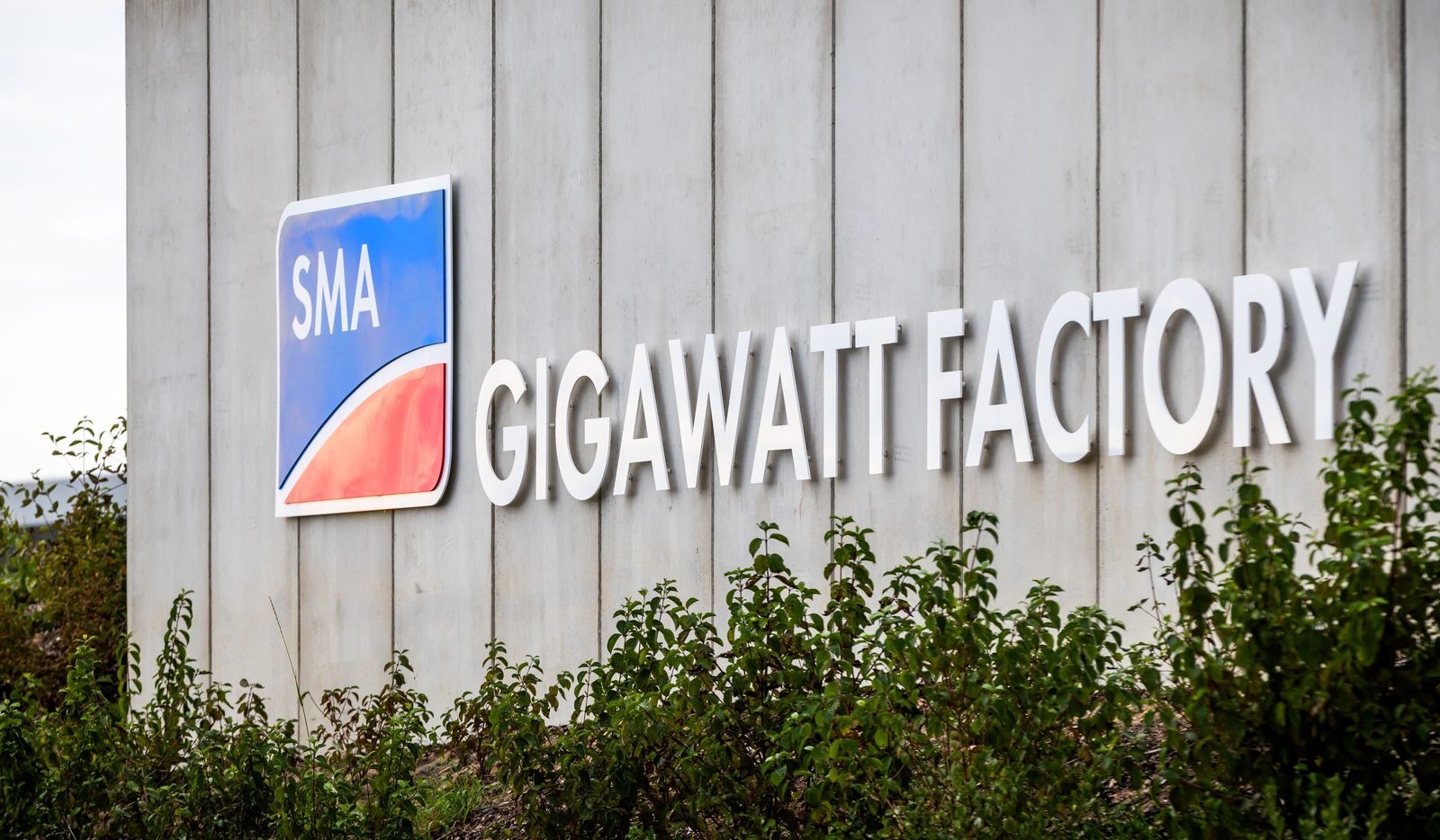 SMA Gigawatt Factory w Niestetal — logo SMA i napis Gigawatt Factory na elewacji nowej hali produkcyjnej