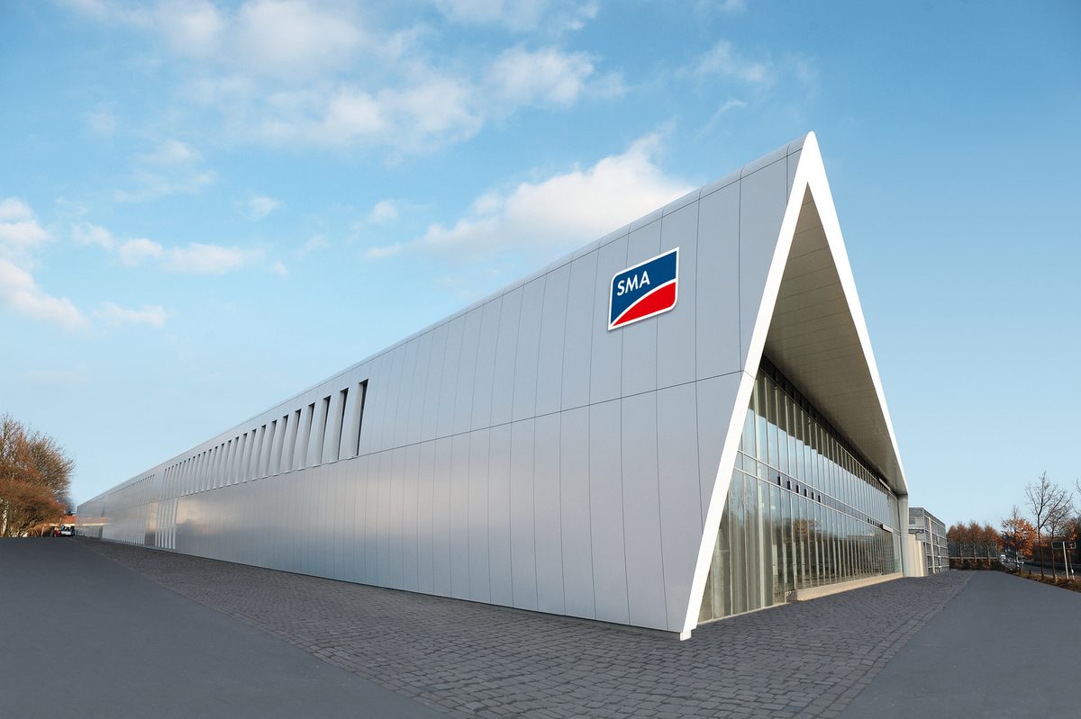 Budynek zakładu SMA Solar Technology z logo producenta w Niestetal