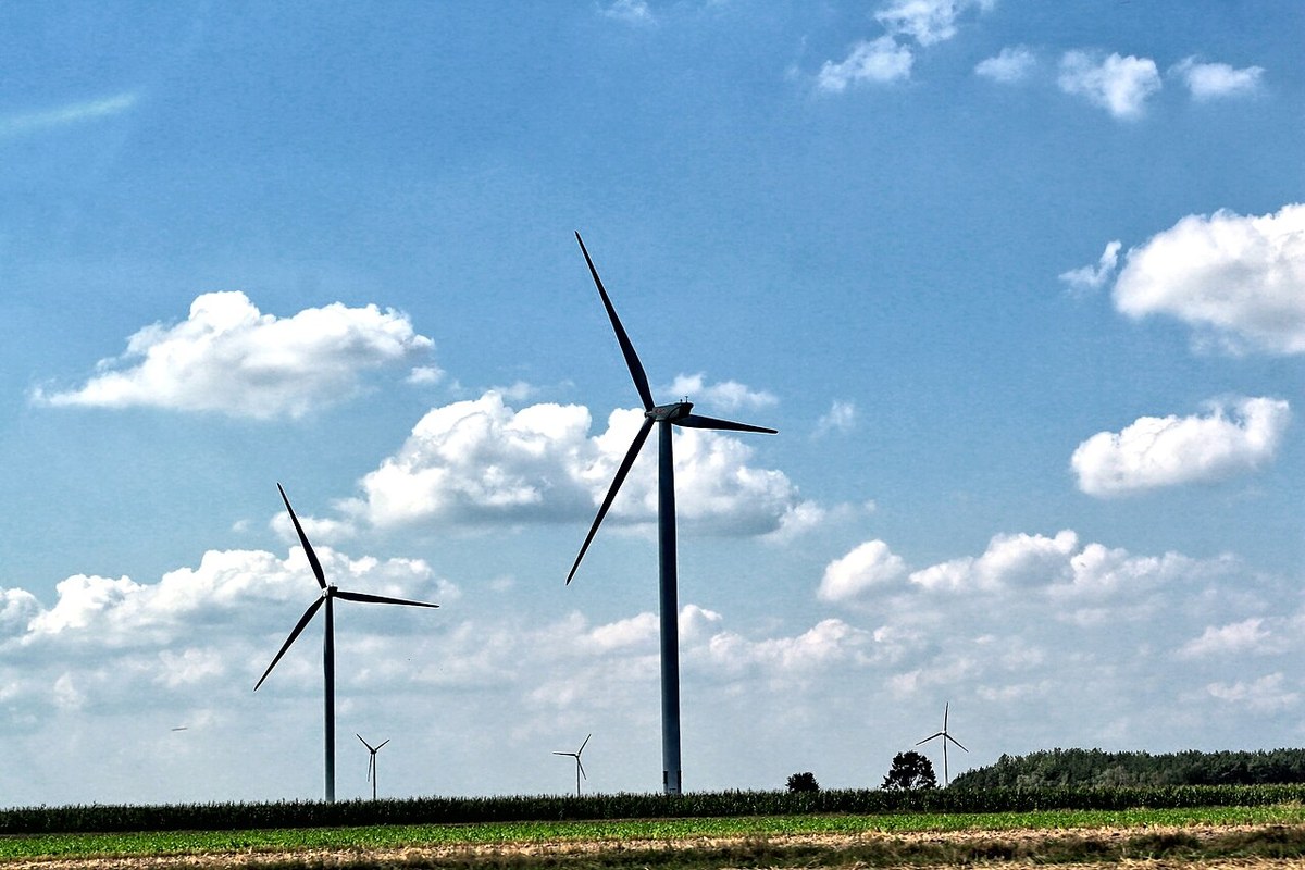 Turbina wiatrowa na polu pod Śmiglem w Wielkopolsce