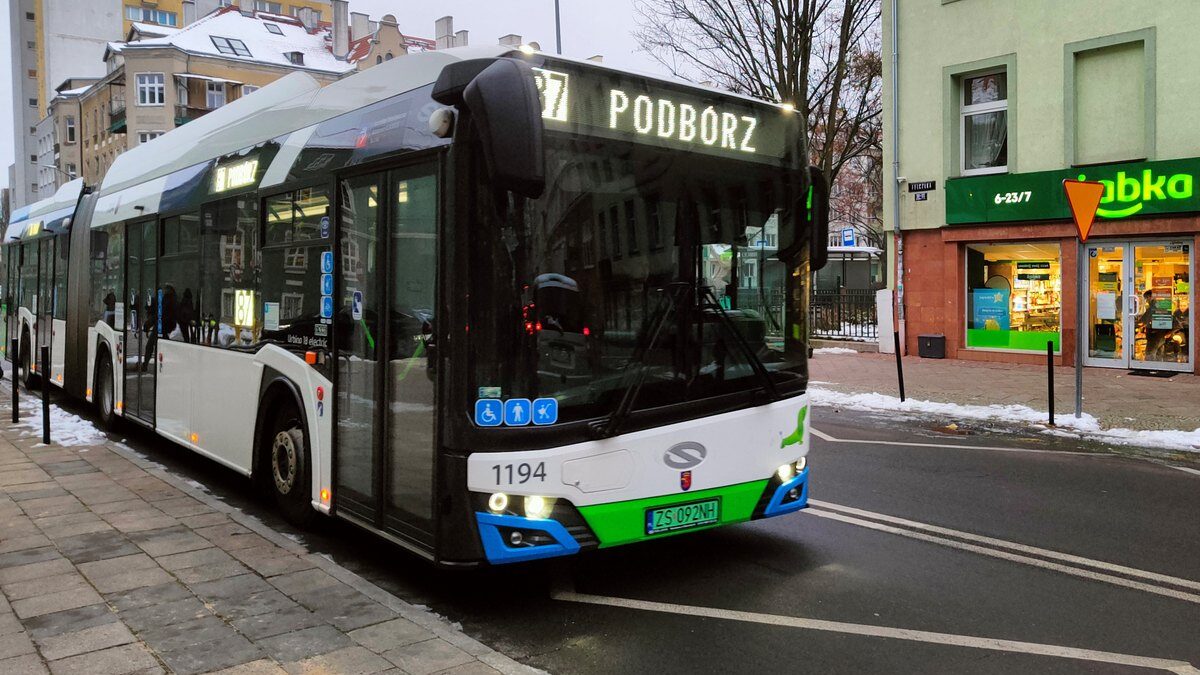 Przegubowy autobus elektryczny Solaris Urbino 18 electric na linii 87 w Szczecinie
