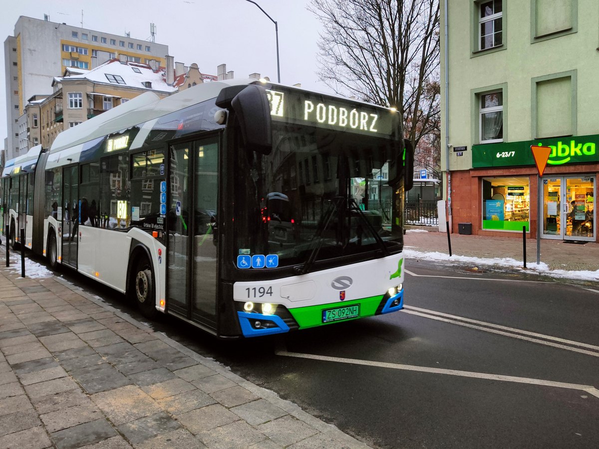 Przegubowy autobus elektryczny Solaris Urbino 18 electric na linii 87 w Szczecinie