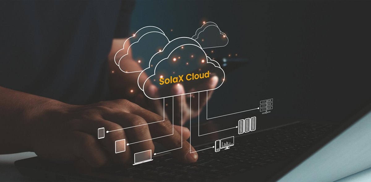 Grafika chmury SolaXCloud nad klawiaturą laptopa