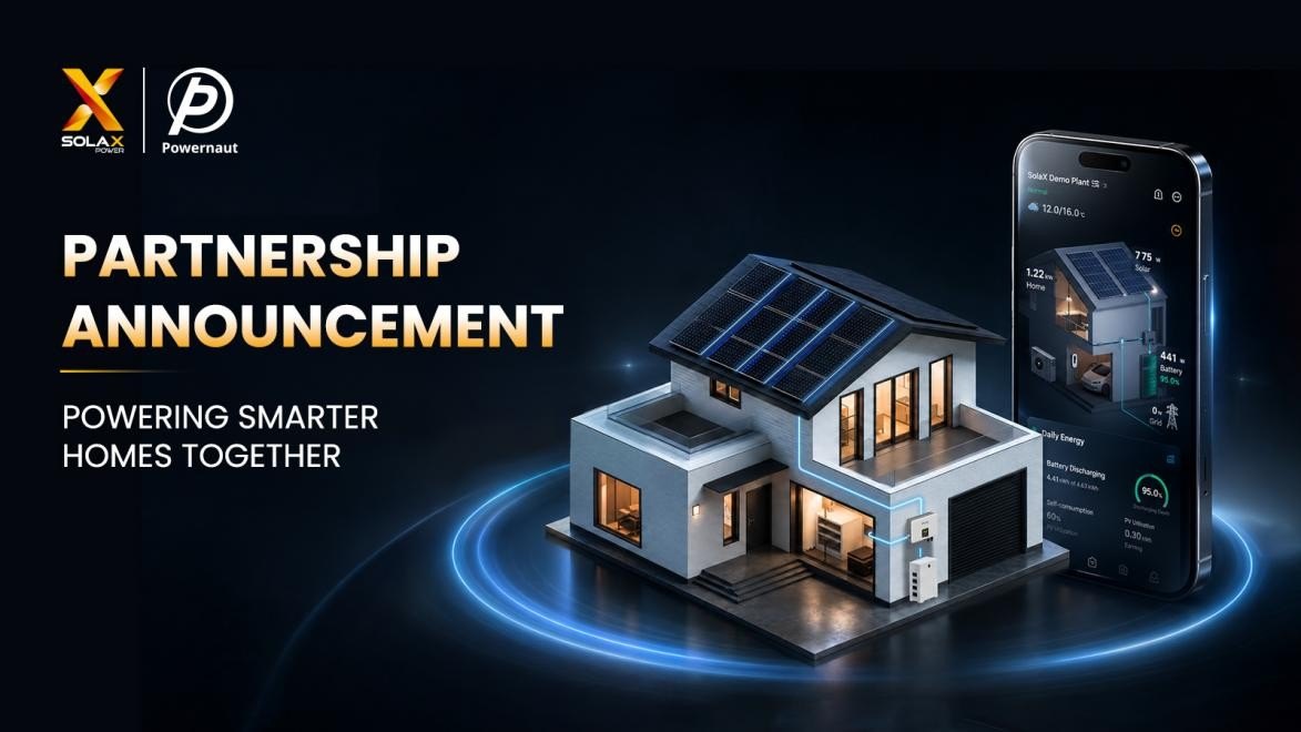 Grafika partnerstwa SolaX Power i Powernaut z logotypem SolaXCloud oraz domem z instalacją PV