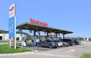 Stacja szybkiego ładowania samochodów elektrycznych na autostradzie we Francji