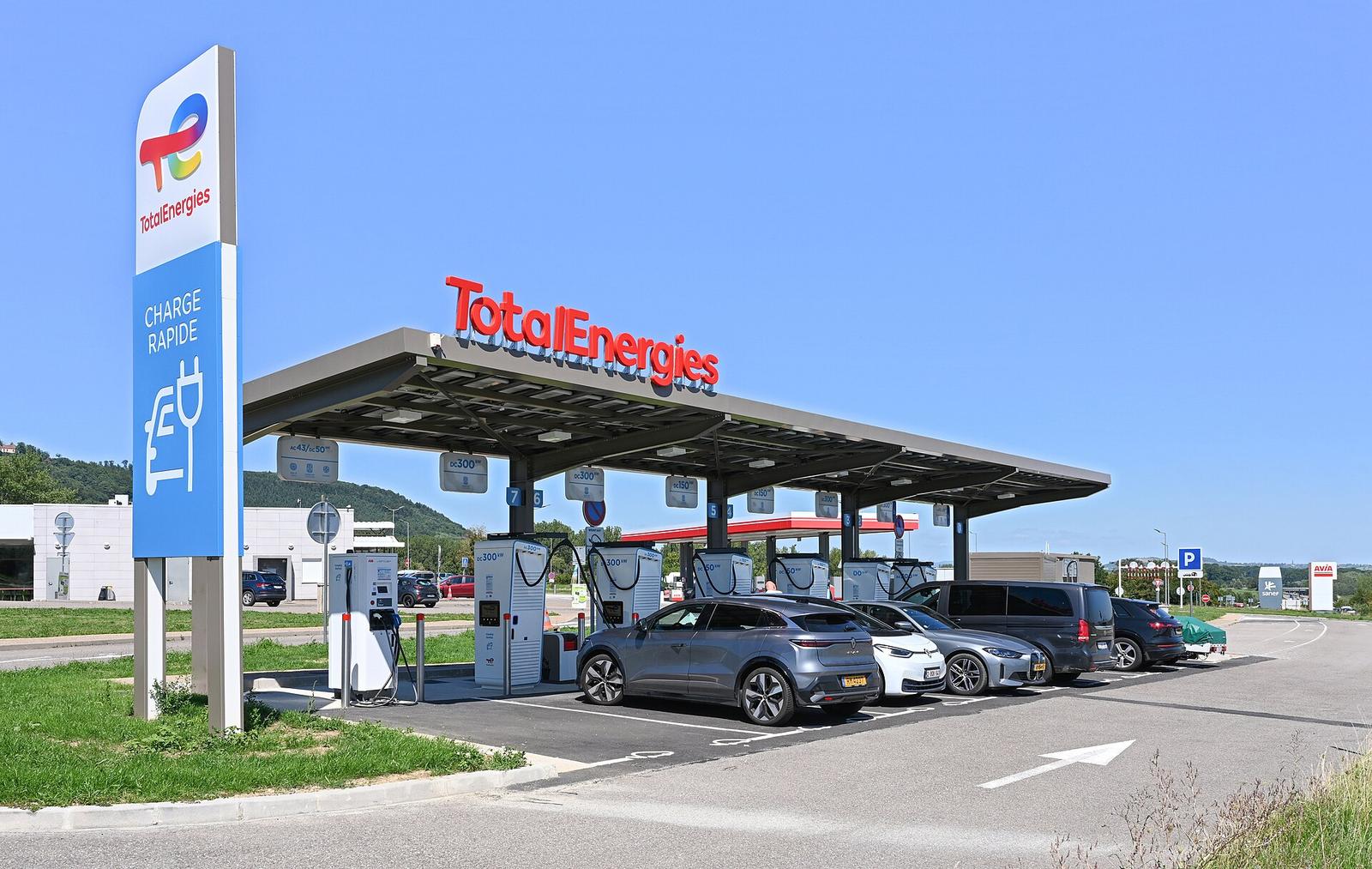 Stacja szybkiego ładowania samochodów elektrycznych na autostradzie we Francji