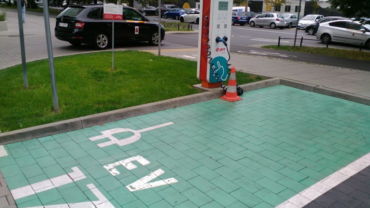 Publiczna stacja ładowania samochodów elektrycznych w Warszawie – inteligentne ładowanie ma odciążyć sieci niskiego napięcia