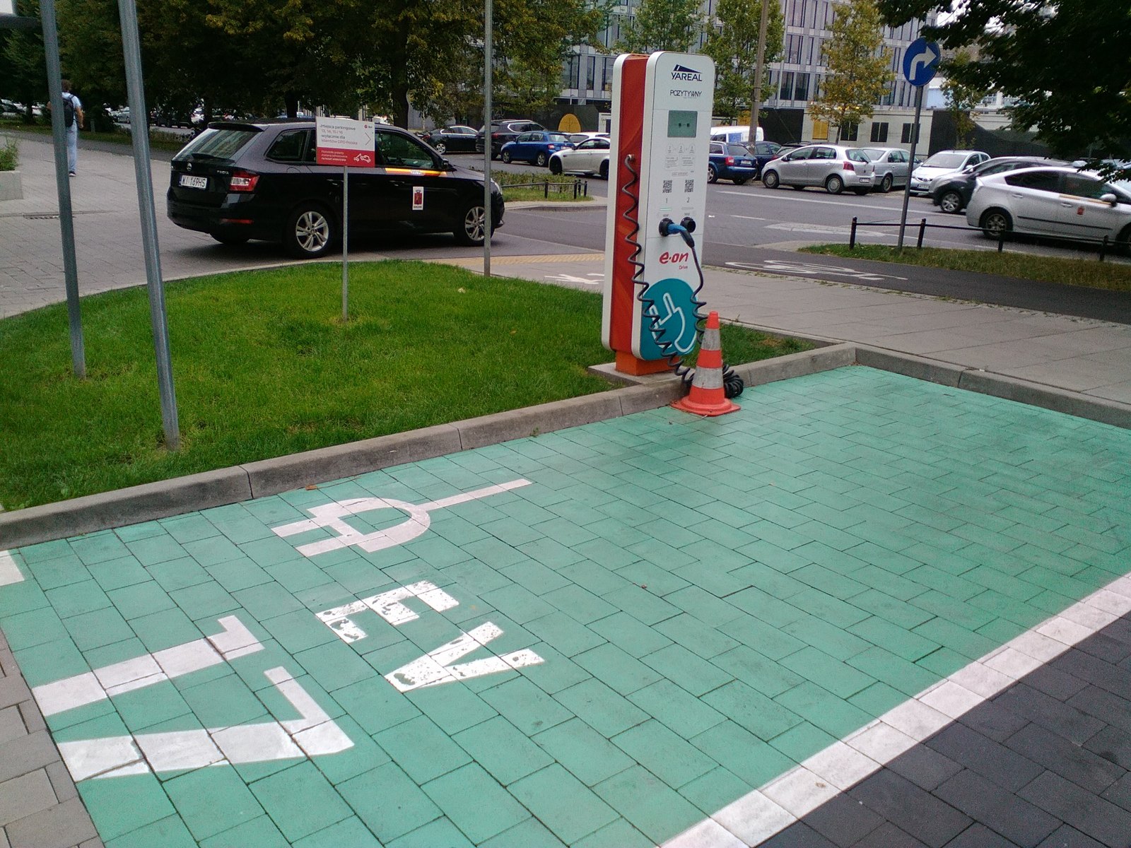 Publiczna stacja ładowania samochodów elektrycznych w Warszawie – inteligentne ładowanie ma odciążyć sieci niskiego napięcia