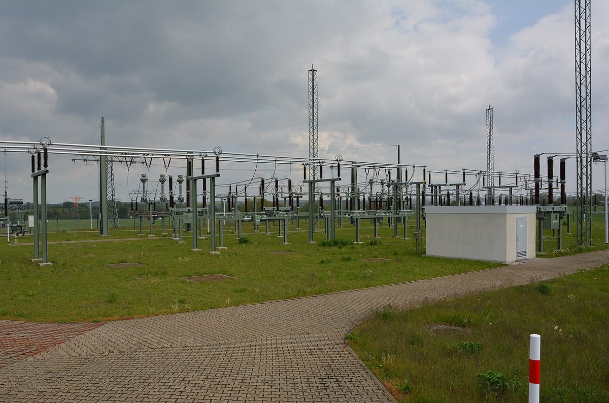 Napowietrzna stacja transformatorowa wysokiego napięcia 110 kV