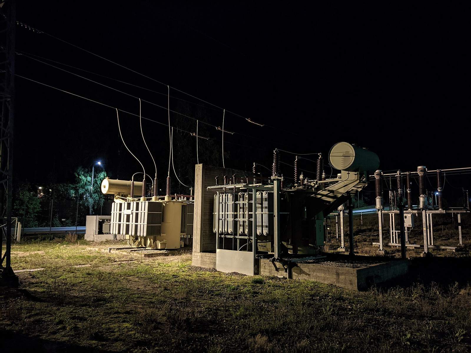 Stacja transformatorowa z transformatorem nocą w Finlandii