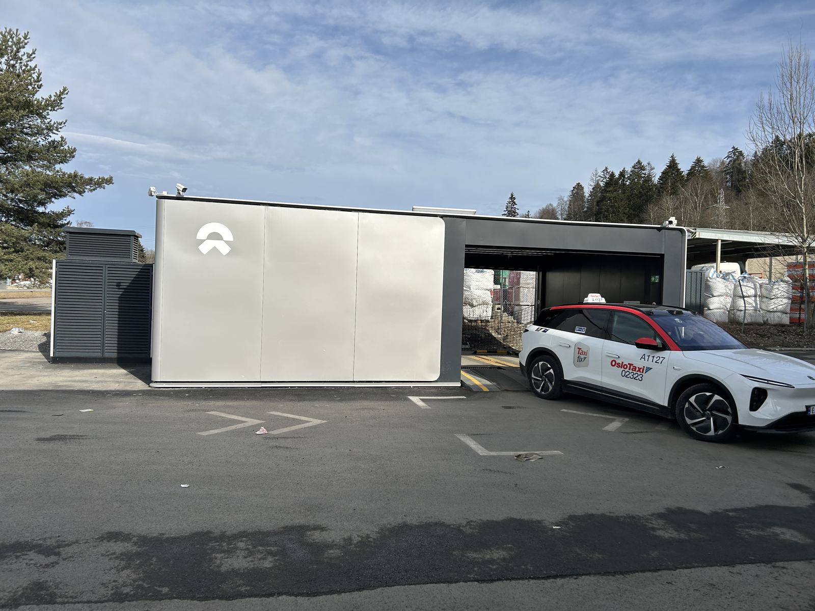 Wymiana baterii w autach dostawczych - stacja NIO Power Swap w Oslo podczas pracy