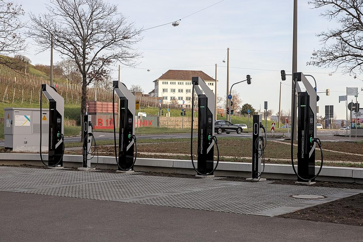 Rząd stacji ładowania samochodów elektrycznych w niemieckim mieście