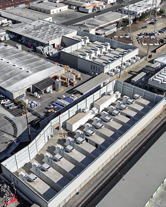 Rzędy kontenerów bateryjnego magazynu energii Stanton w Kalifornii widziane z powietrza