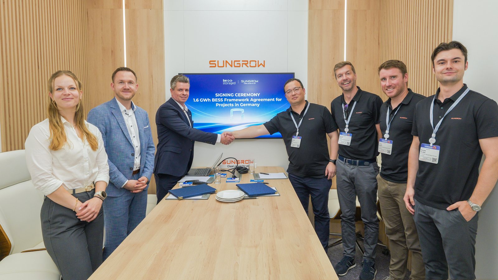 Przedstawiciele Sungrow i be.storaged na podpisaniu umowy o magazyny energii w Niemczech