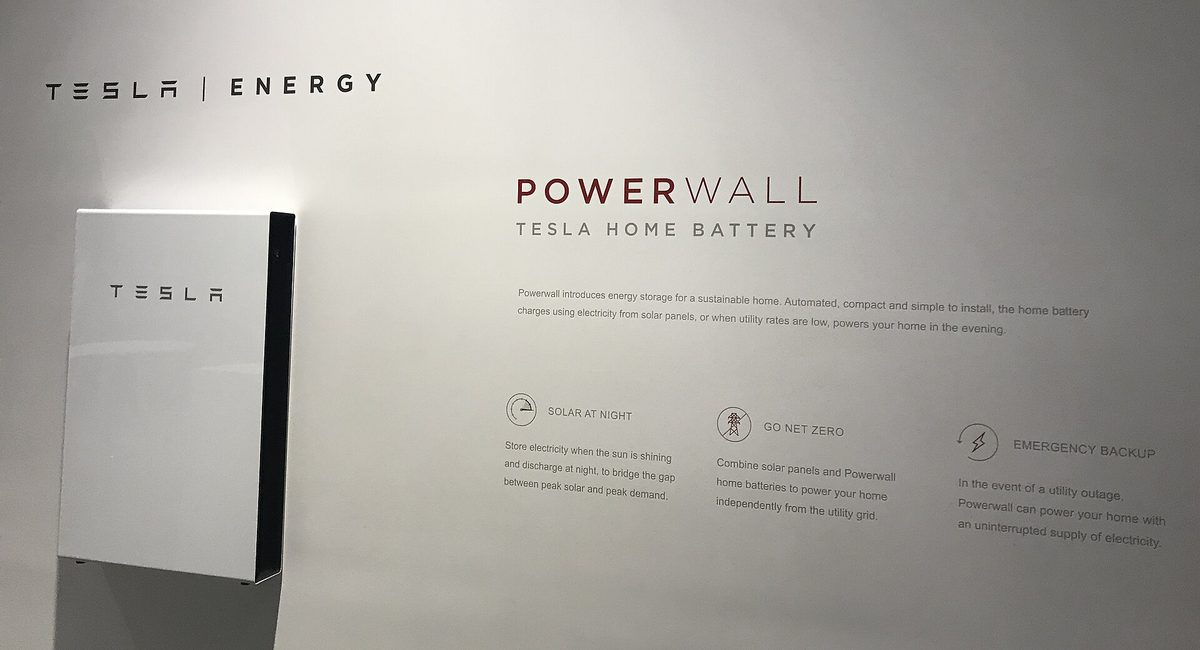 Domowy magazyn energii zamontowany na ścianie w budynku mieszkalnym