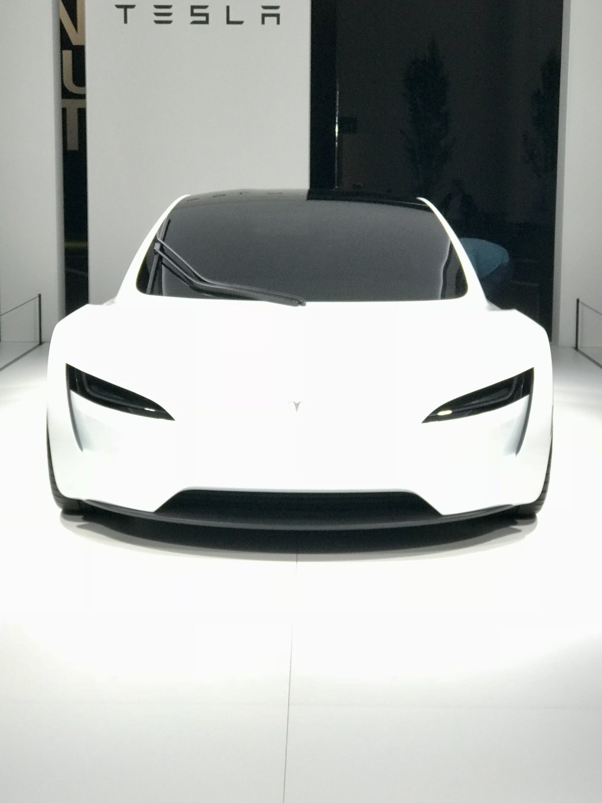 Czerwona Tesla Roadster drugiej generacji na wystawie Grand Basel w 2018 roku