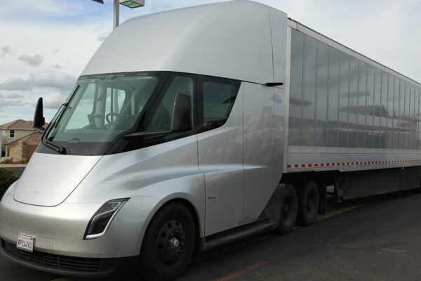 Tesla Semi z największym zamówieniem w USA. ZET SCALE kupuje 2500 ciągników