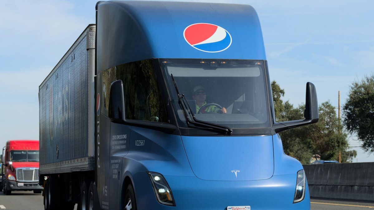 Tesla Semi w barwach Pepsi – produkcyjny ciągnik siodłowy z naczepą na drodze