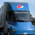 Tesla Semi w barwach Pepsi – produkcyjny ciągnik siodłowy z naczepą na drodze