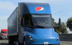 Tesla Semi w barwach Pepsi – produkcyjny ciągnik siodłowy z naczepą na drodze