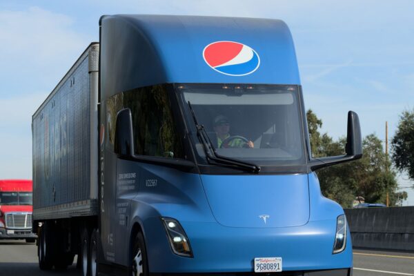 Tesla Semi w Europie: 550 km zasięgu i ładowanie do 800 kW