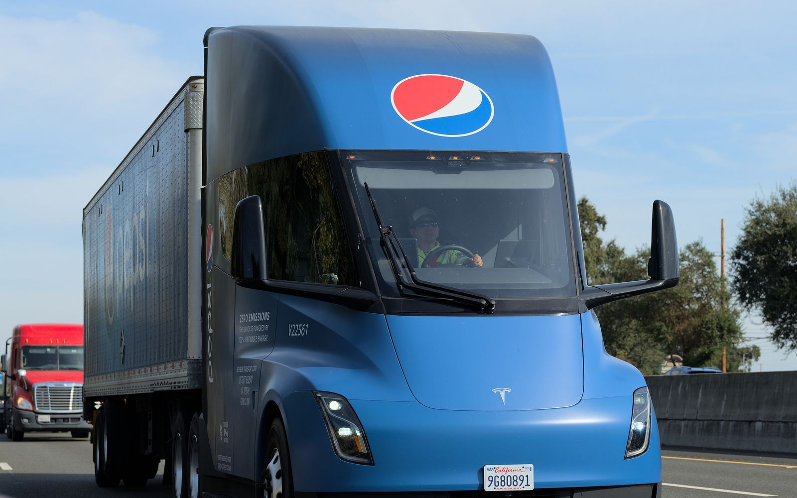Tesla Semi w barwach Pepsi – produkcyjny ciągnik siodłowy z naczepą na drodze