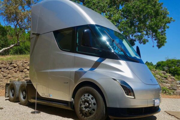 Tesla Semi wchodzi do seryjnej produkcji. Pierwsze dostawy z Nevady