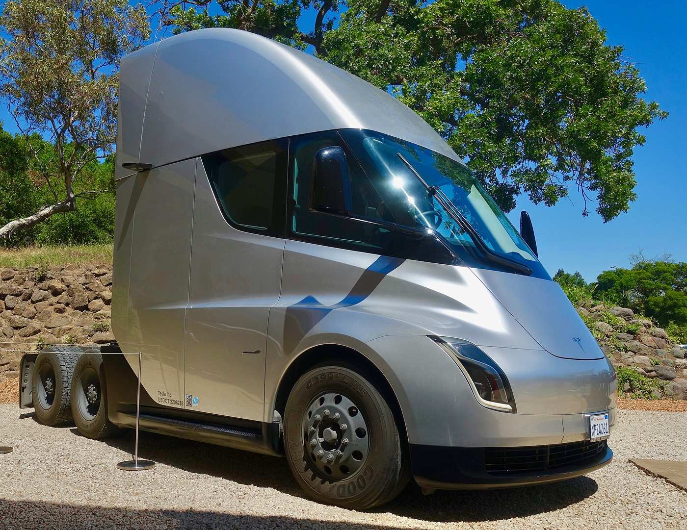 Tesla Semi, srebrny elektryczny ciągnik siodłowy zaparkowany na utwardzonym placu