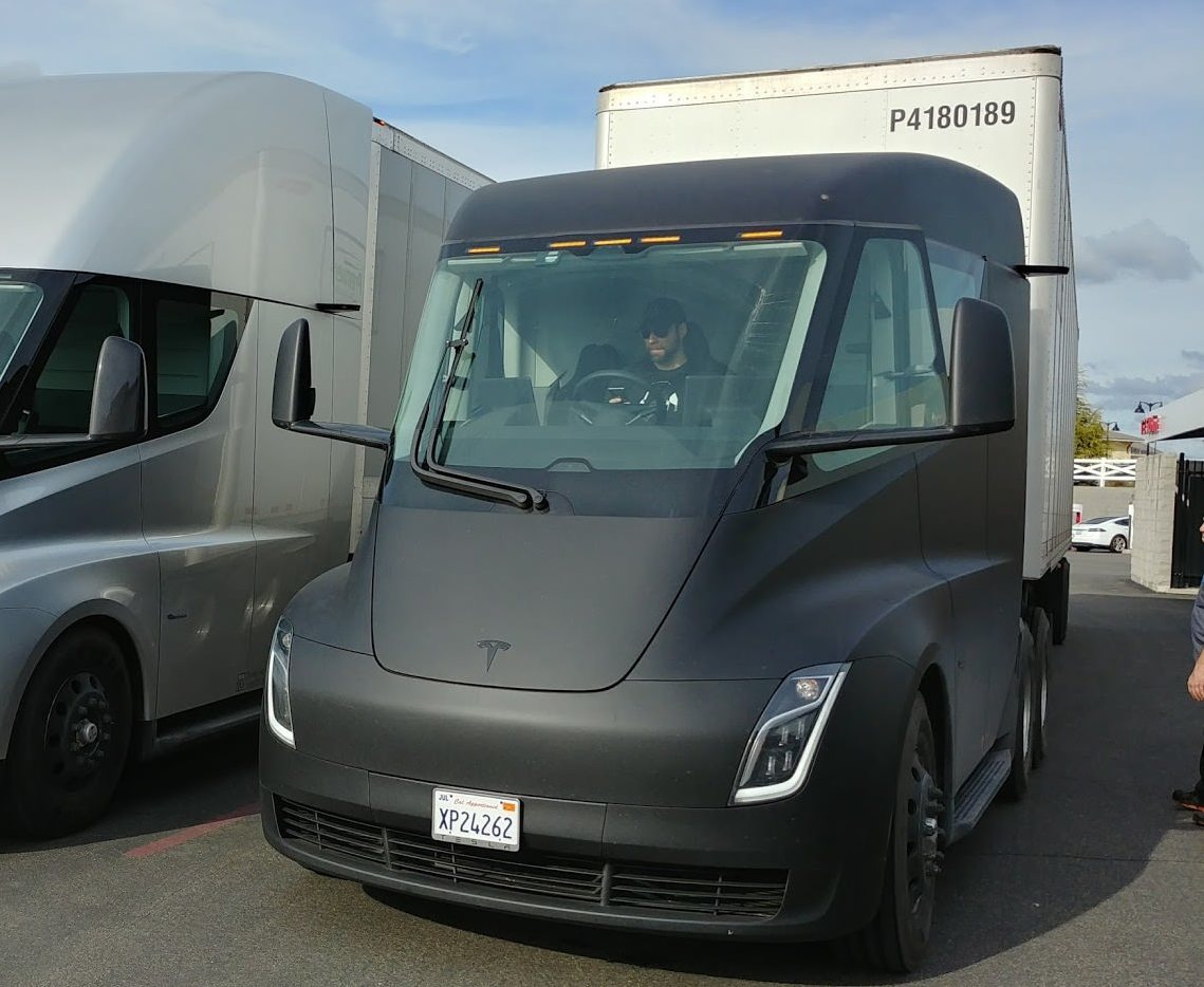 Dwa ciągniki Tesla Semi zaparkowane obok siebie na terenie zakładu