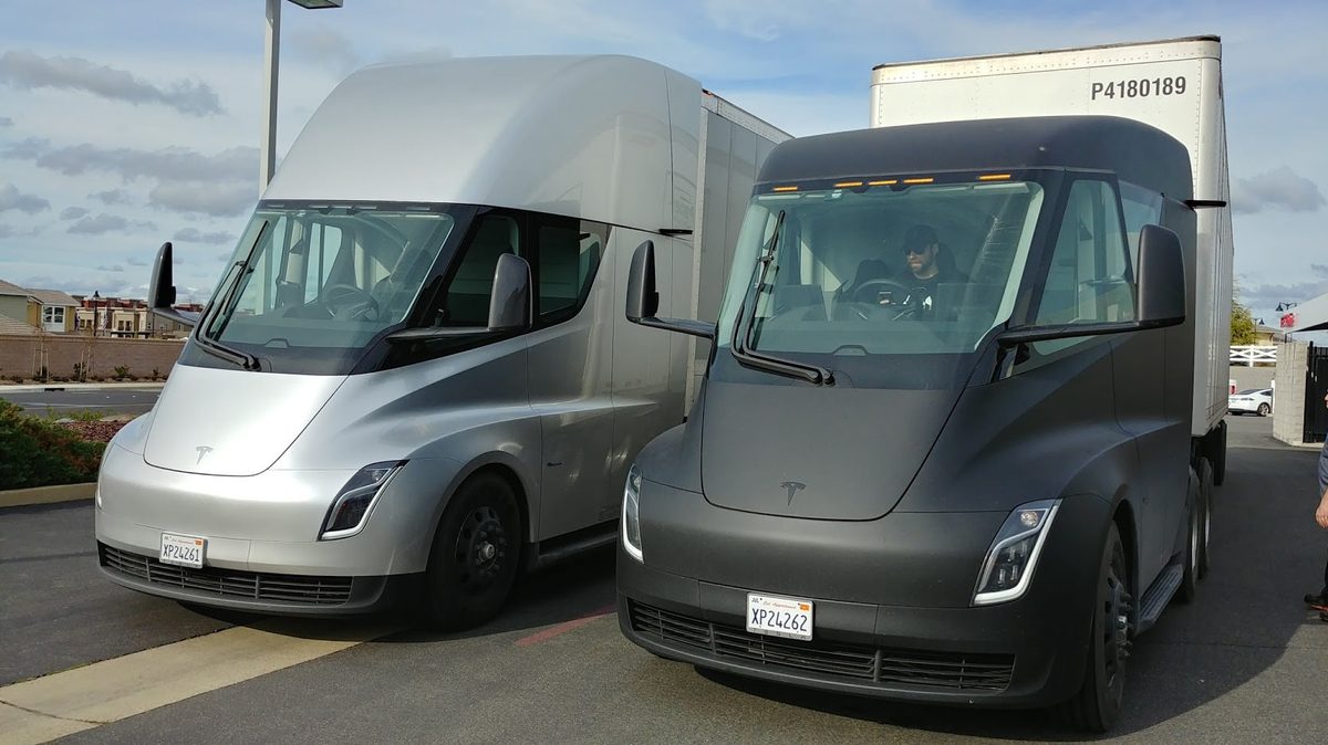 Dwa seryjne ciągniki Tesla Semi zaparkowane obok siebie