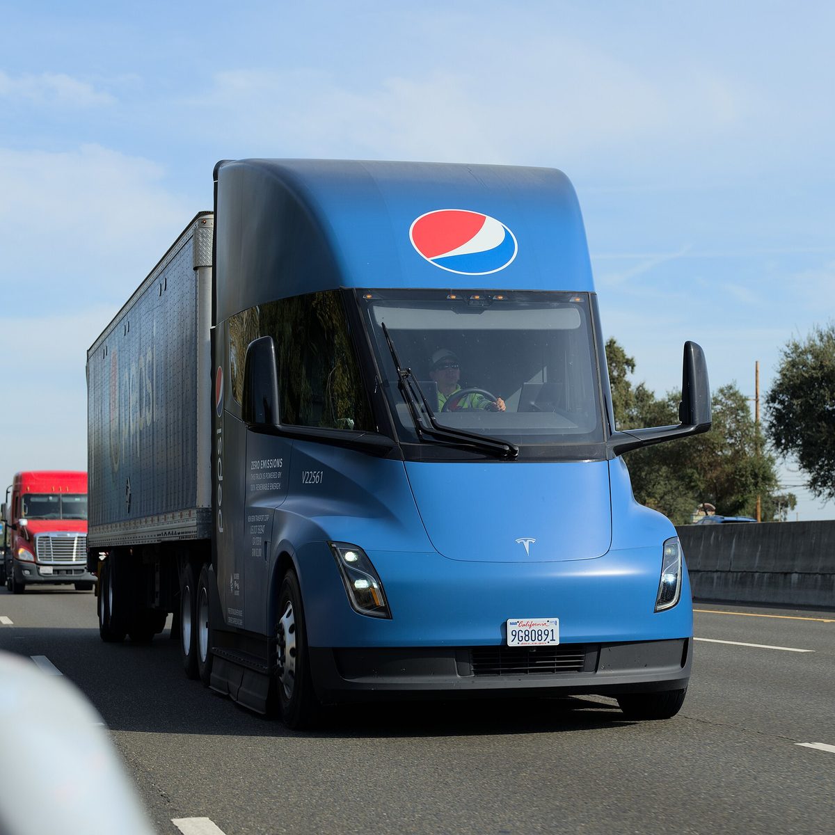 Dwa ciągniki Tesla Semi należące do floty PepsiCo