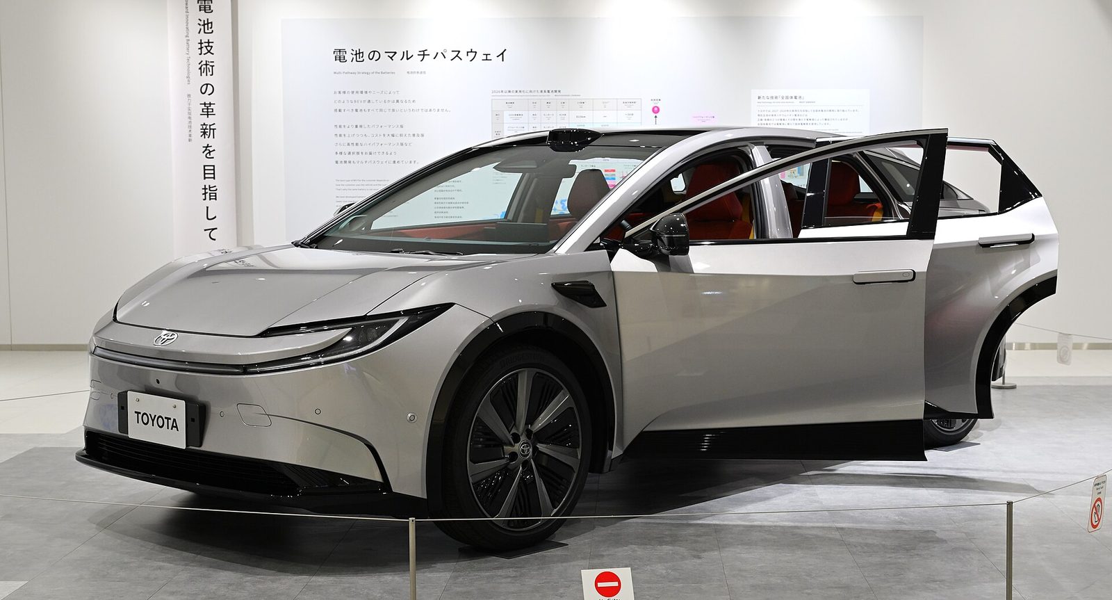 Toyota bZ5, elektryczny SUV coupé opracowany na rynek chiński, widok z przodu