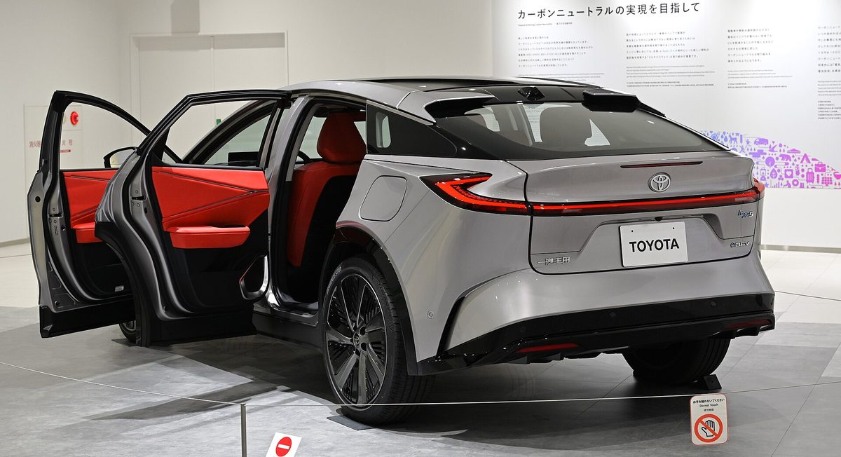 Toyota bZ5 — tył elektrycznego SUV-a coupé z napisem modelu na klapie