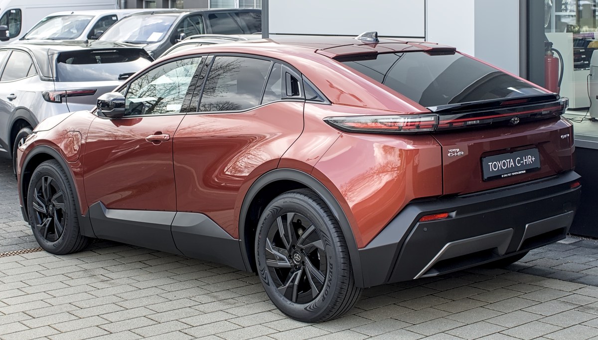 toyota-c-hr-plus-europa Toyota C-HR EV z akcją przywoławczą. Rekuperacja może przeładować baterię