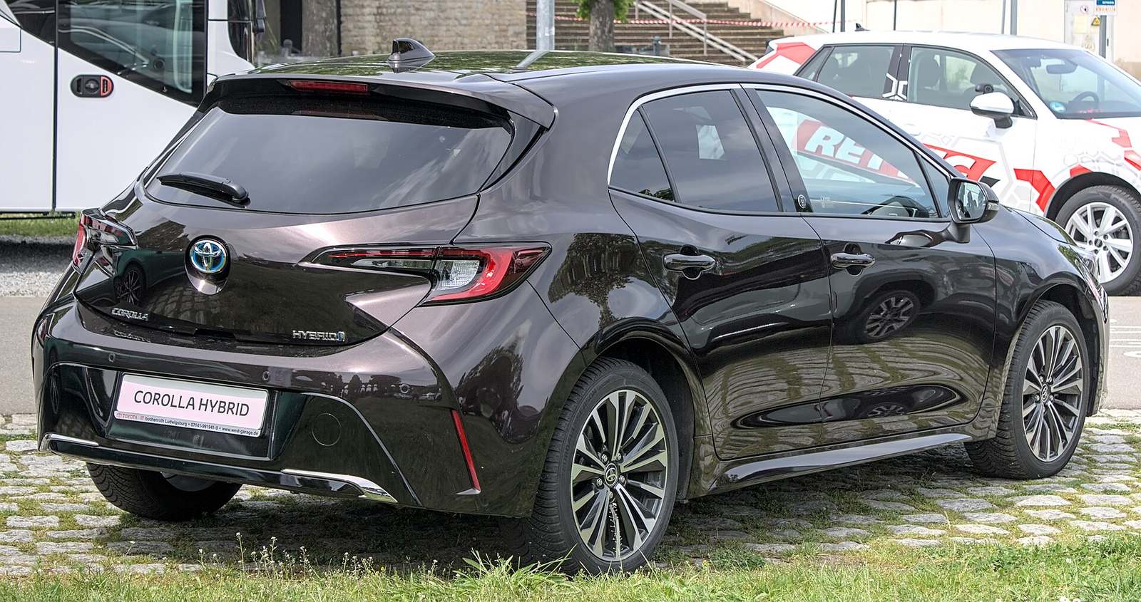 Toyota Corolla Hybrid E210 — obecna generacja kompaktowego hatchbacka