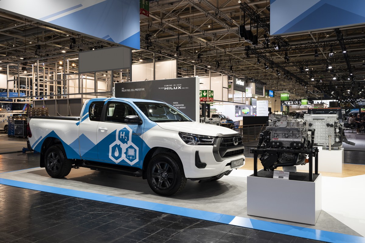 Prototyp Toyota Hilux FCEV z napędem wodorowym obok modułu ogniwa paliwowego